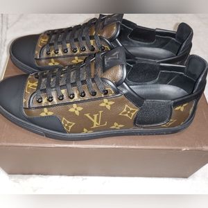 Here are a pair of Louis Vuitton’s Men’s  Sneakers Monogram size 8